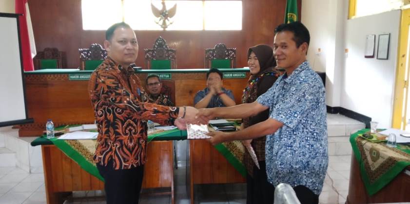 Pemberian Reword bagi karyawan Bulan Januari 2020